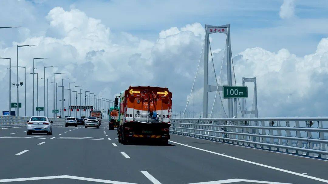 深中通道通車，盈峰環(huán)境掃路車護(hù)航國家重大工程